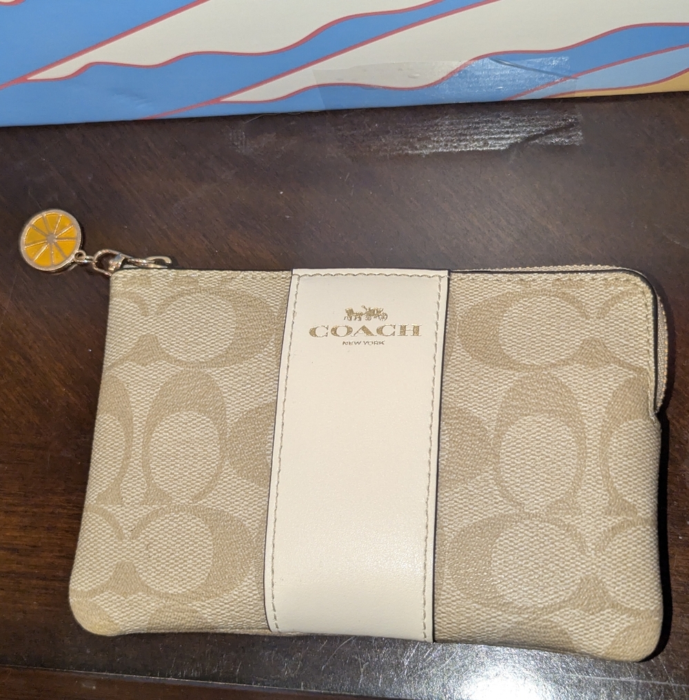 COACH Corner Zip Wallet in Signature Canvas  Light Khaki & Chalk
